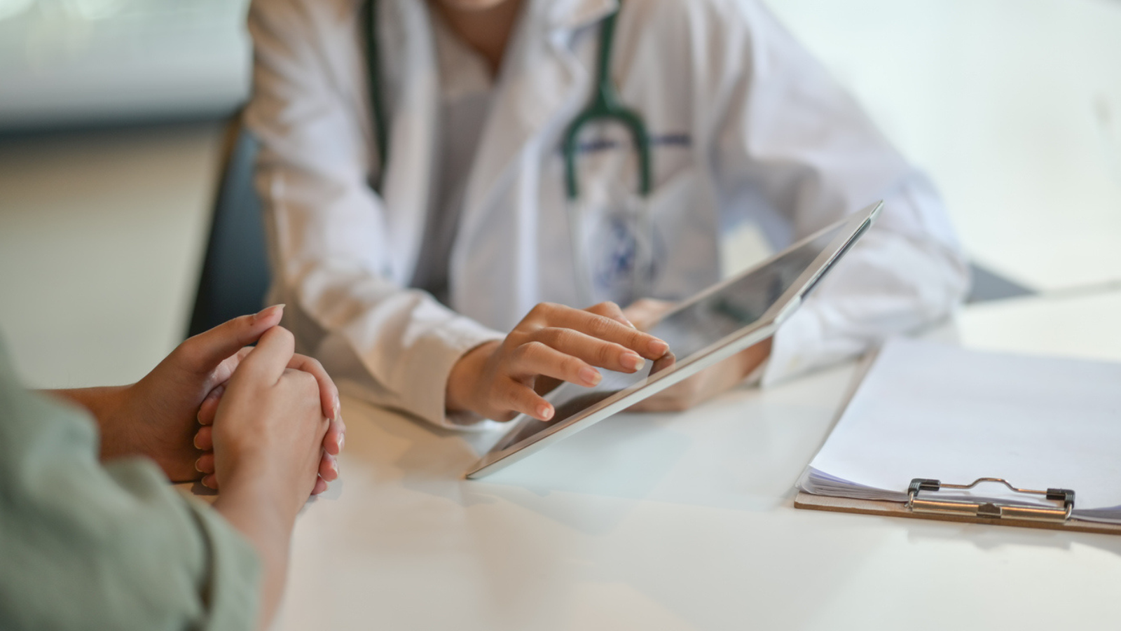 Medische opvolging van gewichtsverlies bij ouderen door een specialist in een klinische omgeving