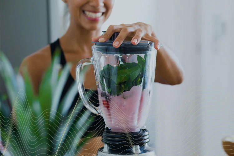 Een vrouw die collageenpeptiden mengt in haar gezonde smoothie voor een betere huidelasticiteit