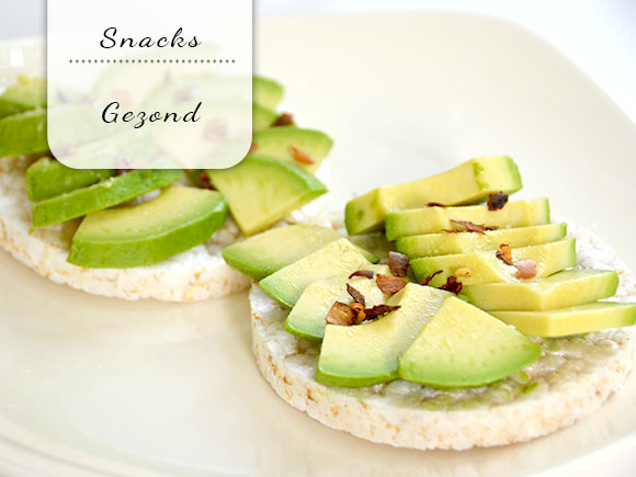 Gezonde snacks om af te vallen inclusief eiwitrijke alternatieven en groentesticks met dipsauzen