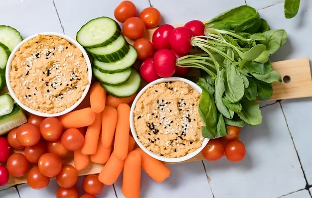 Gezonde snacks om af te vallen inclusief eiwitrijke alternatieven en groentesticks met dipsauzen