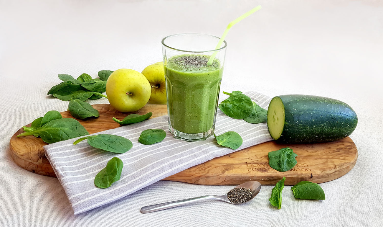 Groene afslank smoothie recepten klaargemaakt met spinazie en komkommer