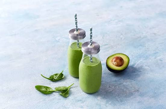 Groene afslank smoothie recepten klaargemaakt in een blender met spinazie en avocado.