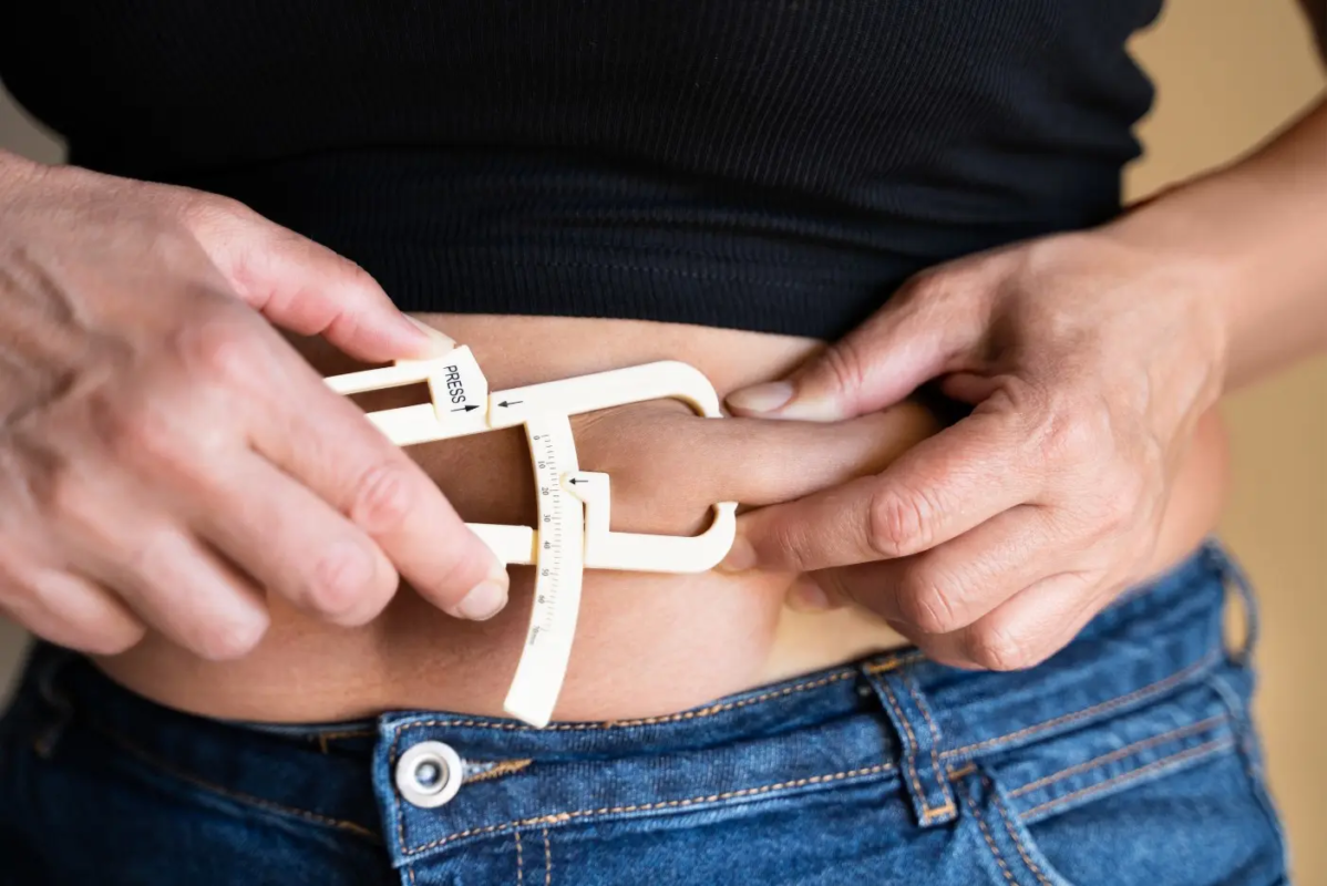 Wetenschappelijke illustratie van metabolische vertraging en vetopslag voor succesvol afvallen na je 40e vrouw