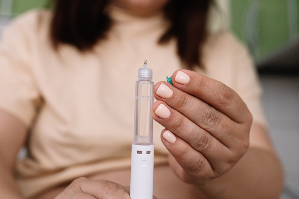 Een modern medisch flesje met peptide therapie voor gewichtsverlies op een schone kliniektafel.