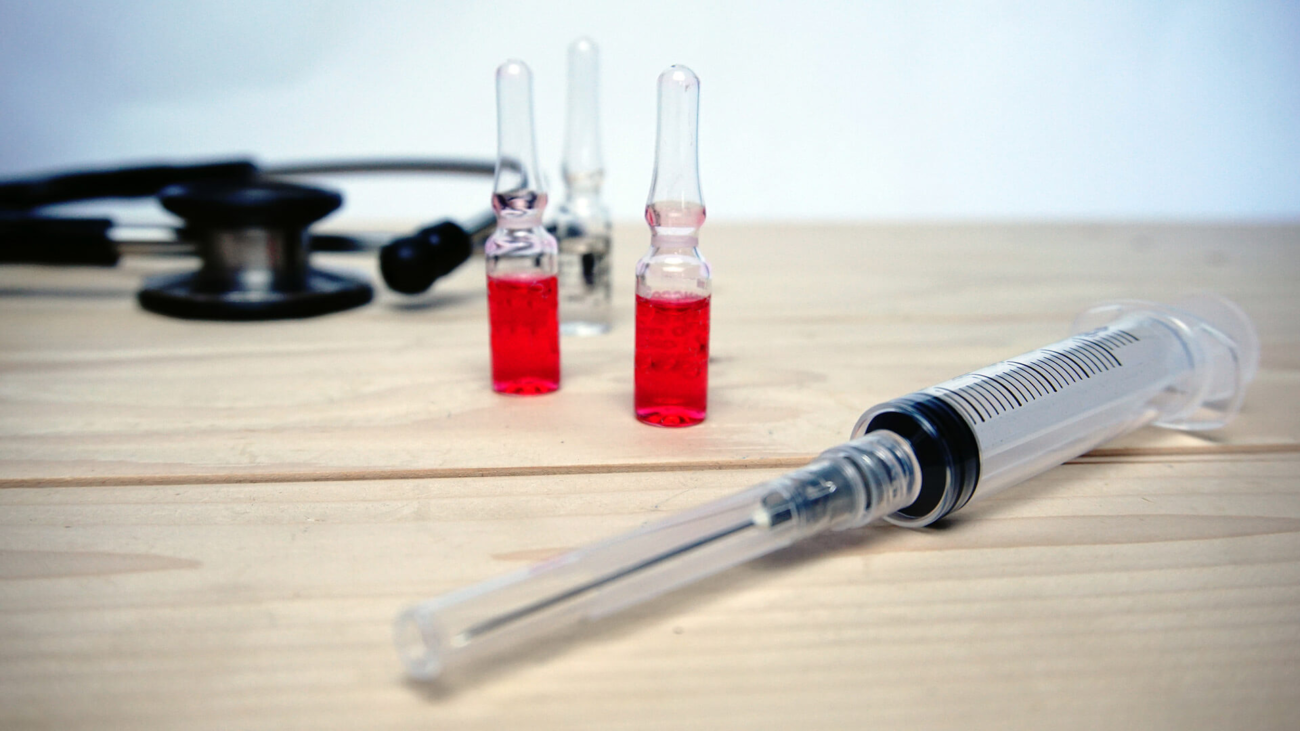 Professionele b12 injecties flacon met een injectiespuit voor directe opname in het menselijk lichaam
